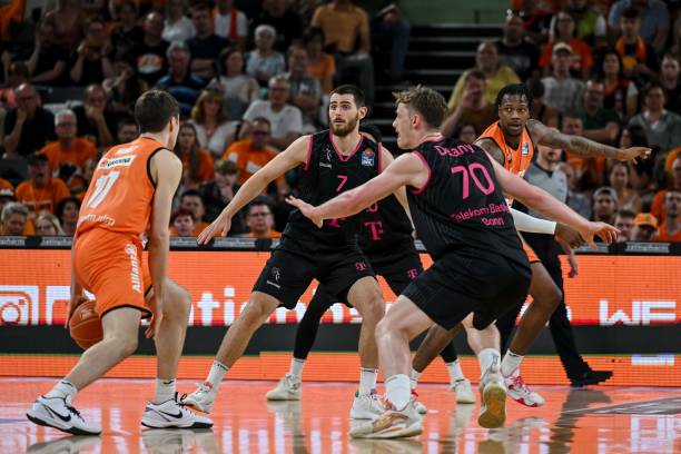 认为他不但 认为他不但